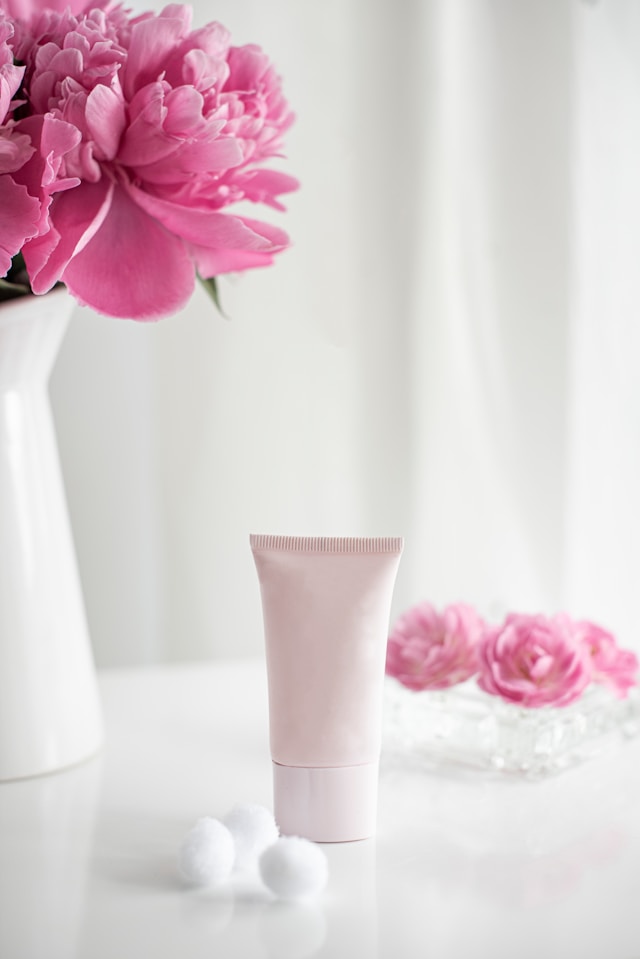 Face cream and applicator